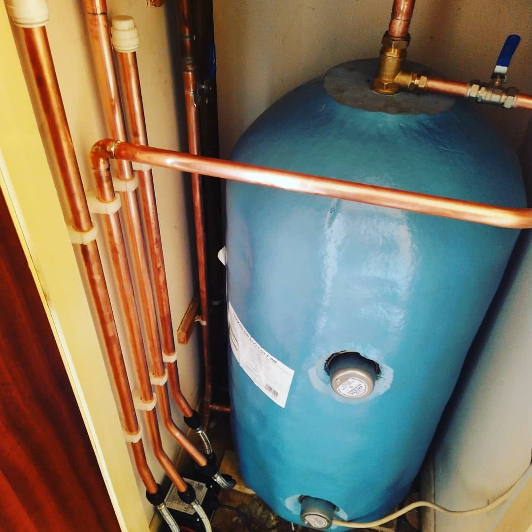 Hot-water cylinder fed by copper pipework